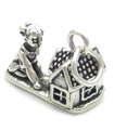 Flicka som leker med dockhusets charm i sterling silver .925 x1 leksaker