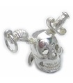 Charm de plata de ley con no uno, sino dos alfanjes de calavera .925 x 1